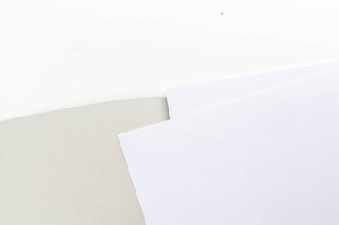 Beyaz arka planda açılan not defteri