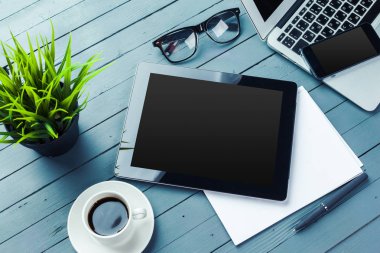 ofis masası bilgisayar ve iş ekipmanları ile