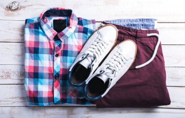 serin moda rahat erkek kıyafeti ahşap tablo