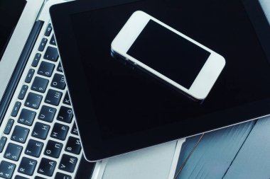 ofis masası bilgisayar ve iş ekipmanları ile