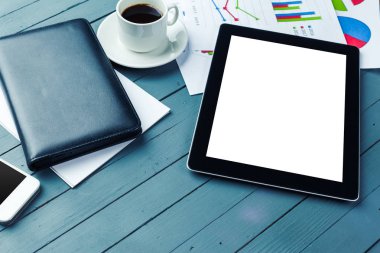 ofis masası bilgisayar ve iş ekipmanları ile