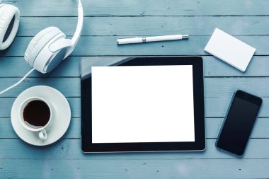 ofis masası bilgisayar ve iş ekipmanları ile