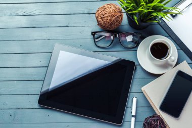 ofis masası bilgisayar ve iş ekipmanları ile