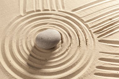 Japon Bahçe zen stone kum üzerinde