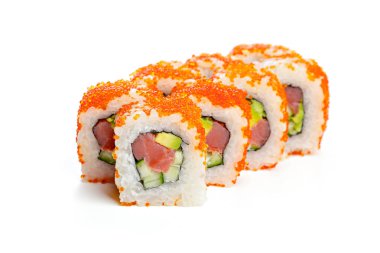 Maki Sushi izole beyaz zemin üzerine yakın çekim 