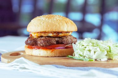 Ev burger üzerinde ahşap arka plan yaptı.