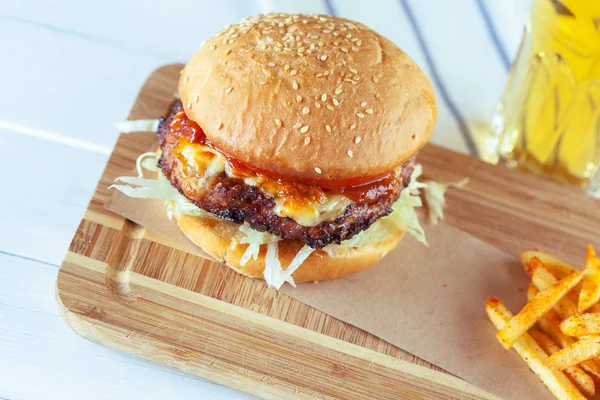 Hamburguesa Papas Fritas Tabla Cortar Madera Primer Plano —  Fotos de Stock