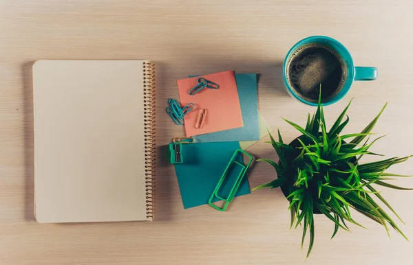 Arbeitsbereich Von Oben Mit Leerem Notizbuch Und Stift Auf Holztisch — Stockfoto