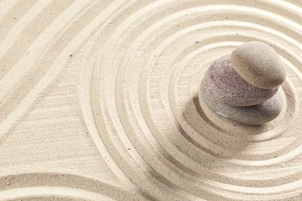 日本庭園禅石砂の上 — ストック写真