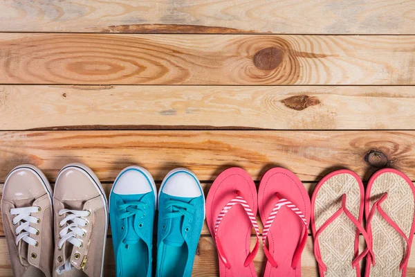 Schuhe Auf Braunem Holzboden Stehen Schlange — Stockfoto