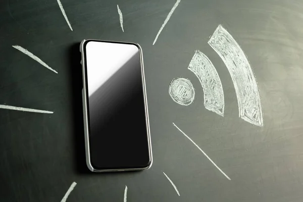 Kablosuz Simgesi Çizilmiş Blackboard Yakınındaki Smartphone Üzerinde — Stok fotoğraf