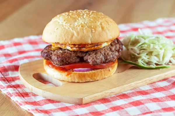 Yönetim Kurulu, yakın çekim üzerinde ahşap ev yapımı Hamburger kesme