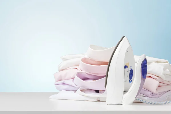 Iron Towels White Desk — Stock Photo, Image
