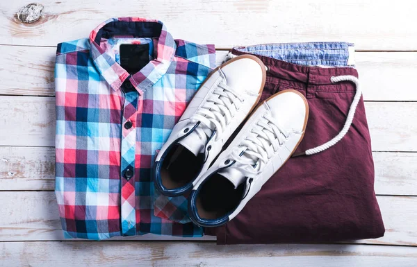 Cool Fashion Casual Mannen Outfit Houten Tafel — Stockfoto