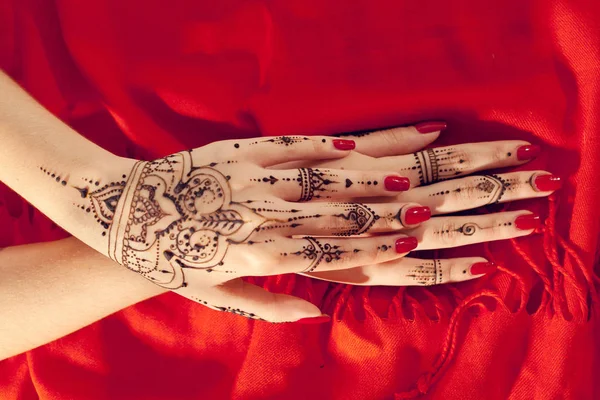 Röd Manikyrerade Händer Med Mehndi Design Närbild — Stockfoto