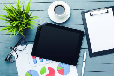 ofis masası bilgisayar ve iş ekipmanları ile