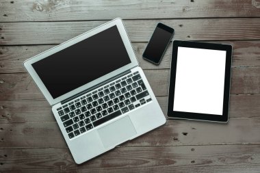 ofis masası bilgisayar ve iş ekipmanları ile
