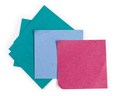 Beyaz arkaplandaki yapışkan notlar