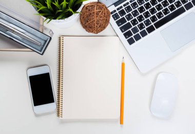 Beyaz ofis resepsiyon masası ile bir sürü şey üstünde o. Üstten Görünüm