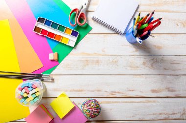 Okuldan araçları. bir ahşap zemin üzerinde.