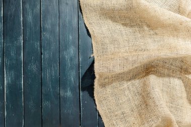 Ahşap masa üstünde çul