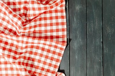 arka plan olarak renkli desenli masa örtüsü