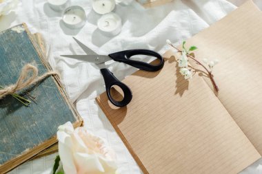  tasarımınız için boş vintage defter çiçeklerle