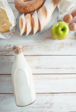 süt ve süt ürünleri, süt, yumurta, ekmek ile natürmort 