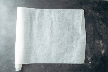 Ahşap mutfak masasında kagit