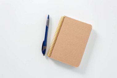 beyaz arkaplandaki dizüstü bilgisayar 