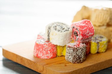 ahşap arka plan üzerinde geleneksel Doğu tatlılar