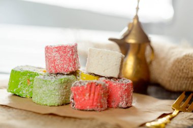 ahşap arka plan üzerinde geleneksel Doğu tatlılar