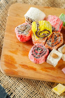 ahşap arka plan üzerinde geleneksel Doğu tatlılar