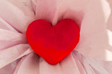 Pembe Tekstil, yakın çekim, Sevgililer günü kavramı kırmızı kalp 