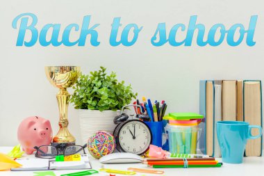 İş yerinde çeşitli renkli ileti örneği nesneler ile yaratıcı bir kişinin