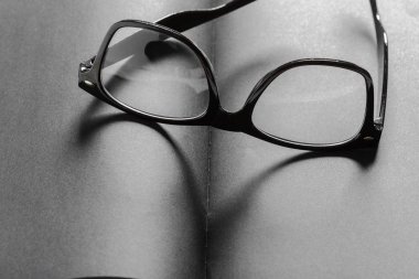 Gözlük siyah masada, yakın çekim