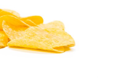 Beyaz arkaplanda izole edilmiş sarı patates cipsi 