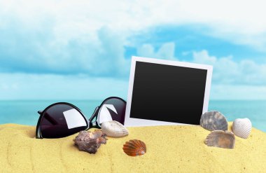 arka plan olarak kum üzerinde boş fotoğraf