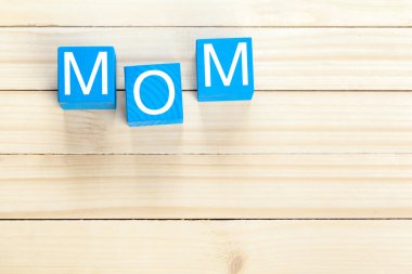 ahşap masa üzerinde ahşap bloklar 