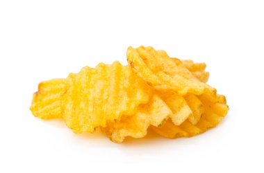 Beyaz arkaplanda izole edilmiş sarı patates cipsi 