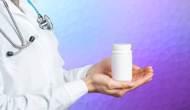 Doktor holding hapları elinde