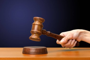 Birileri el ahşap hukuk tokmak tutarak