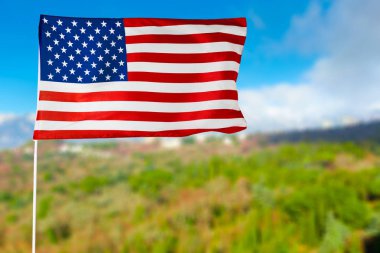 Mavi gökyüzüne karşı Amerikan bayrağı
