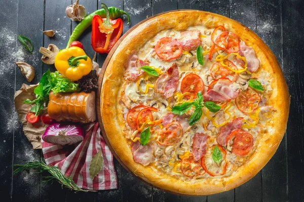 Kuru tedavi jambon ve fesleğen pizza