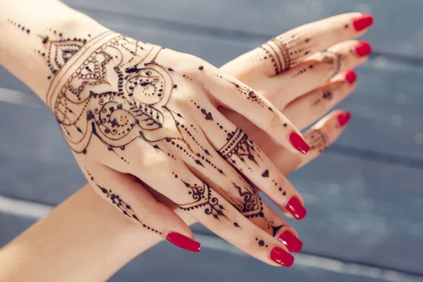 Röd Manikyrerade Händer Med Mehndi Design Närbild — Stockfoto