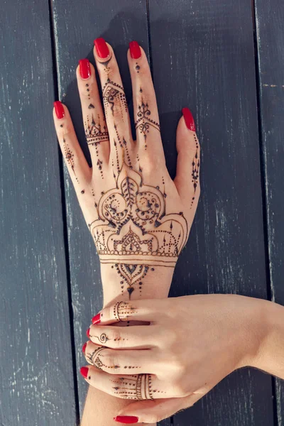 Red Gemanicuurde Handen Met Mehndi Ontwerp Close — Stockfoto