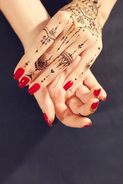 Manos Rojas Cuidadas Con Diseño Mehndi Primer Plano — Foto de Stock