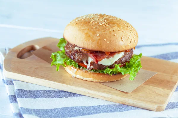 Leckere Und Appetitliche Hamburger Aus Nächster Nähe — Stockfoto