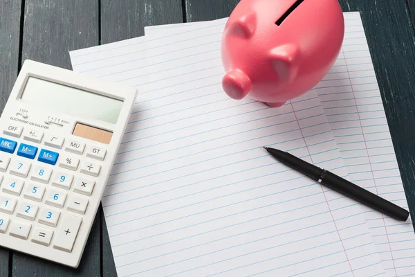 White Piggy Bank Calculadora Mesa Madera — Foto de Stock