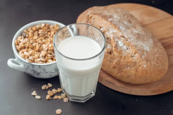Glas Melk Brood — Stockfoto